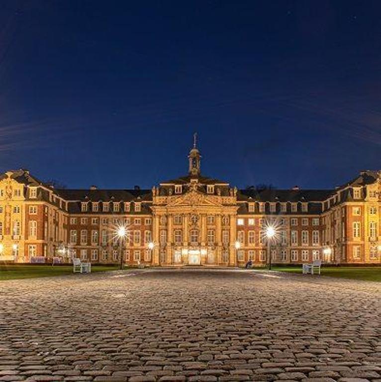 https://pixabay.com/de/photos/schloss-nacht-mystisch-dunkel-4815758/